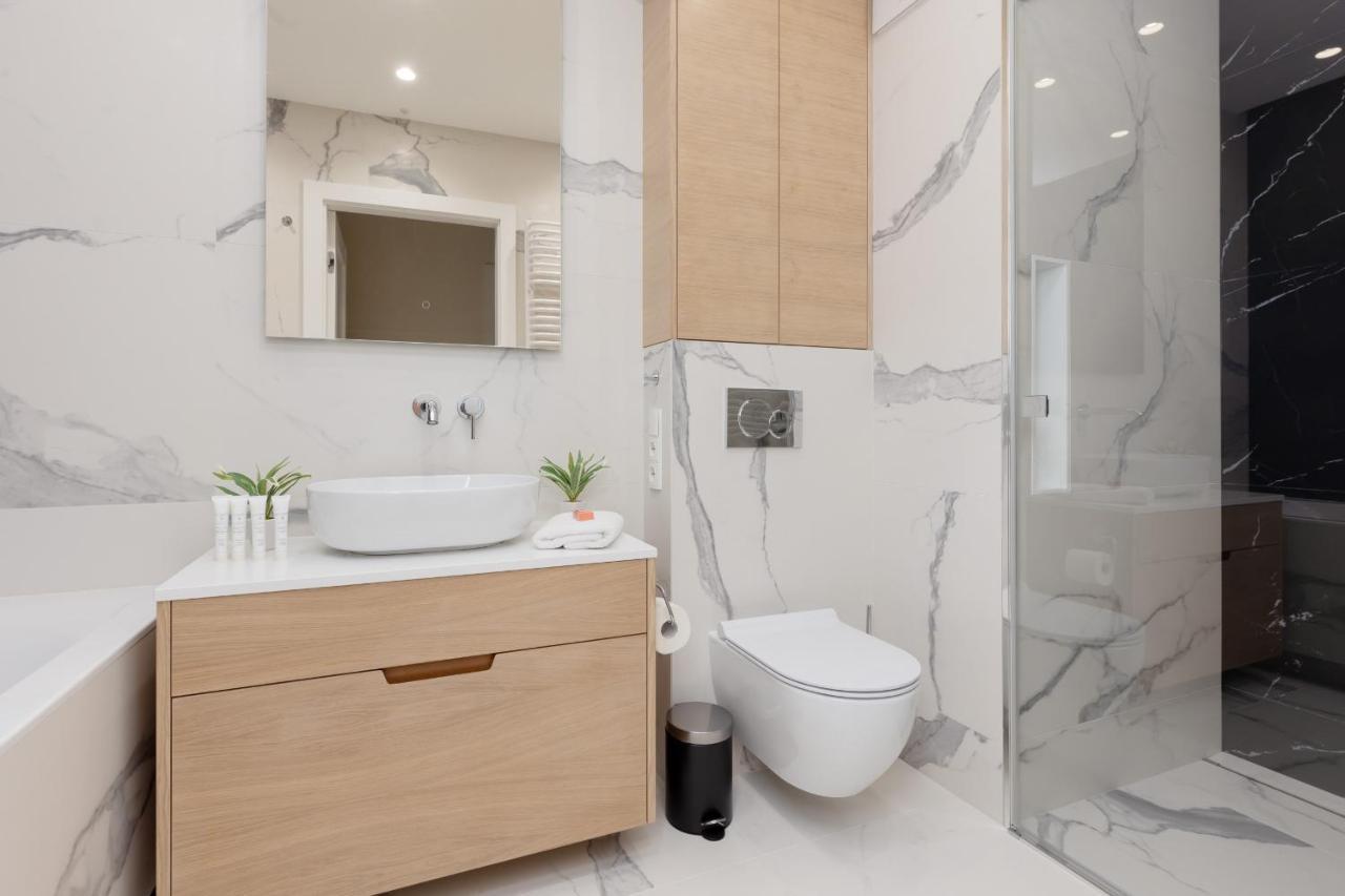 Deluxe Apartment Wronia 45 With Ac, Parking & Balcony By Renters Prestige Warsawa Bagian luar foto