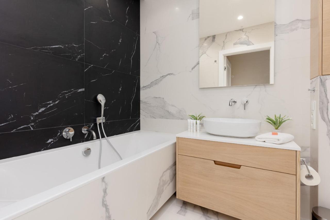 Deluxe Apartment Wronia 45 With Ac, Parking & Balcony By Renters Prestige Warsawa Bagian luar foto